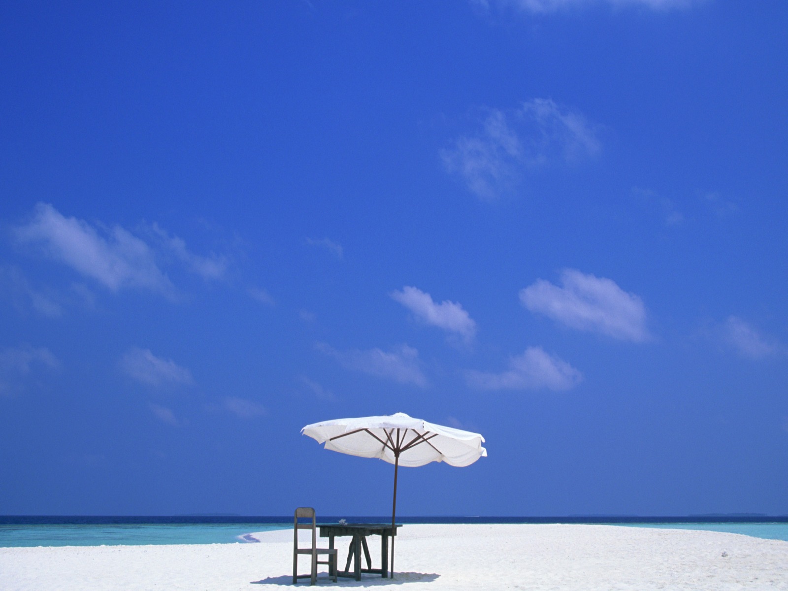 Fond d'ecran Parasol et sable fin