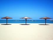 Trois parasols sur la plage