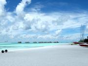 Plage sable fin et bateaux