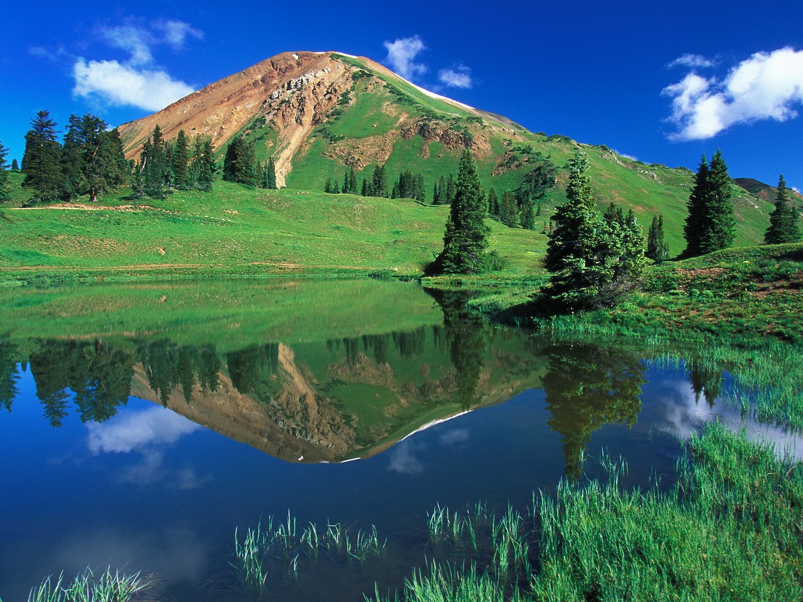 Fond d'ecran Plaine verte et petite montagne