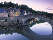 Ville et pont prs de l'eau