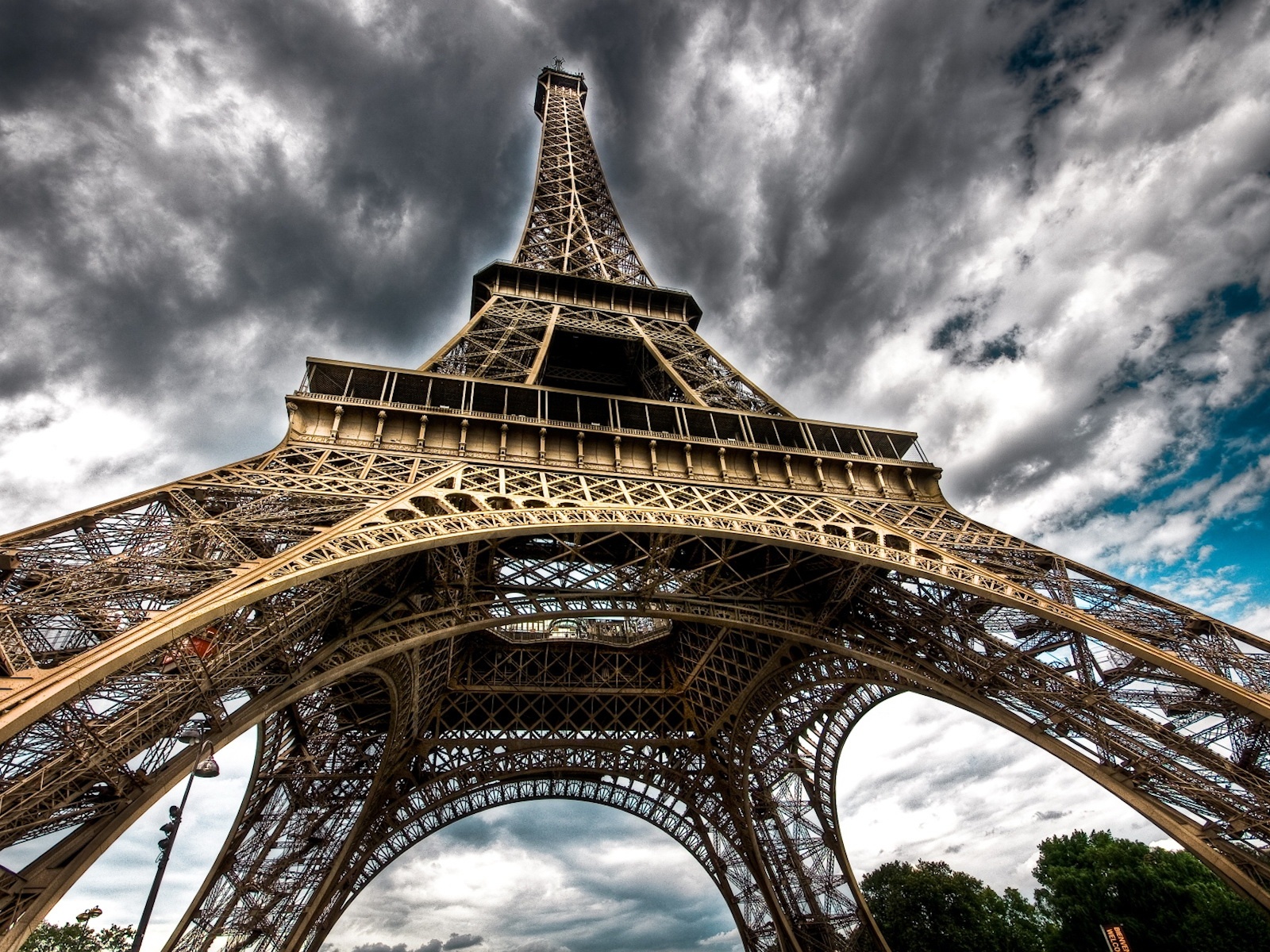 Fond d'ecran Tour Eiffel dans grisaille