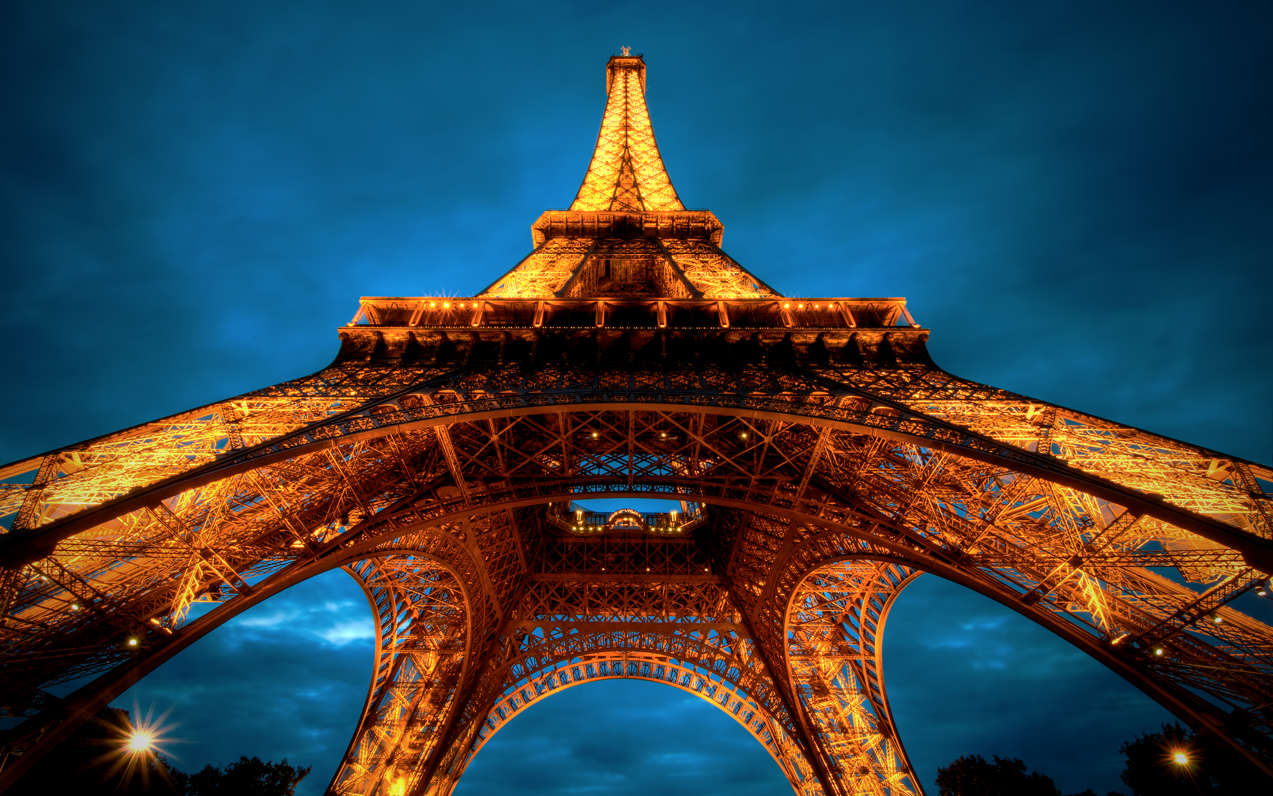 Fond d'ecran Aux pieds de la Tour Eiffel