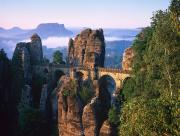 Vieux pont sur la roche