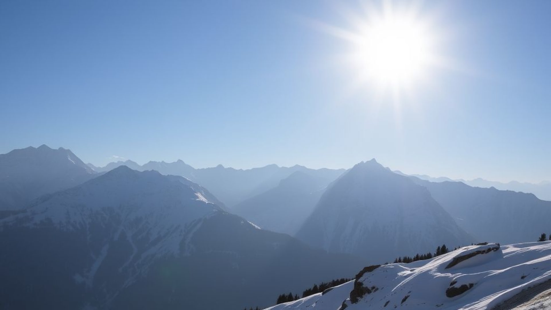 montagnes enneigées au lever du soleil avec ciel pastel