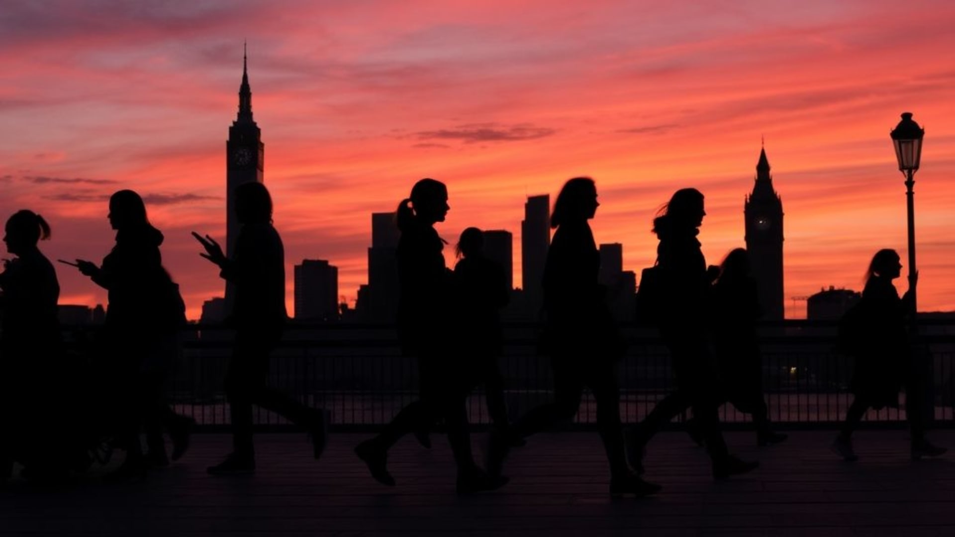 silhouettes humaines en mouvement urbain