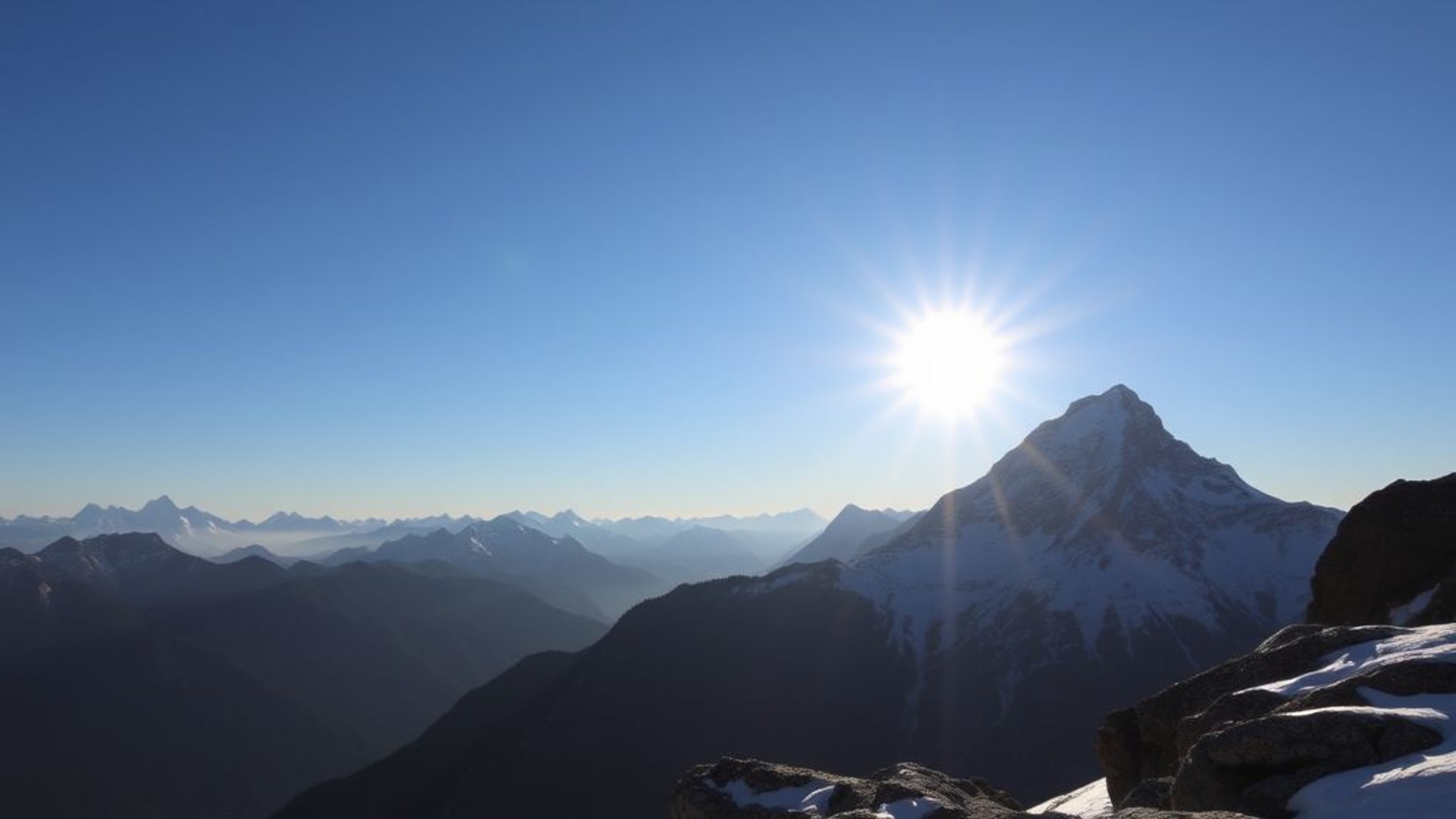 montagnes rocheuses au lever du soleil avec reflets dorés.