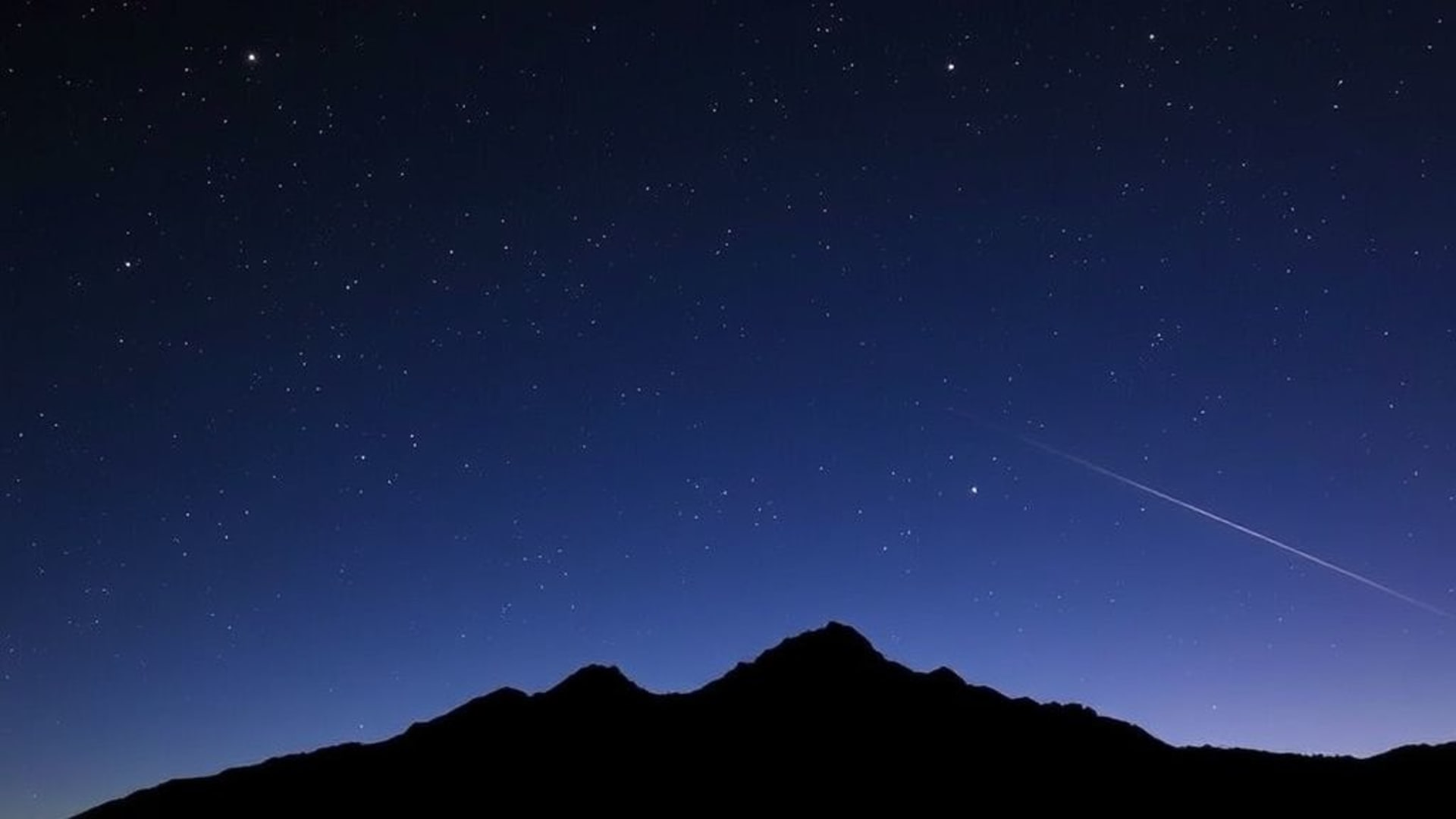 ciels nocturnes étoilés avec voie lactée visible et silhouettes de montagnes