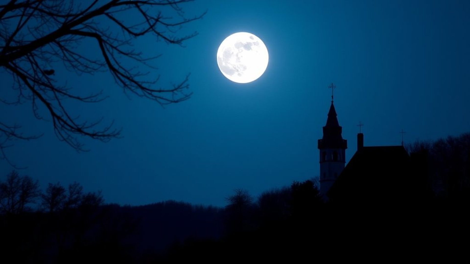 ciel de pleine lune avec silhouettes de châteaux hantés et arbres tordus