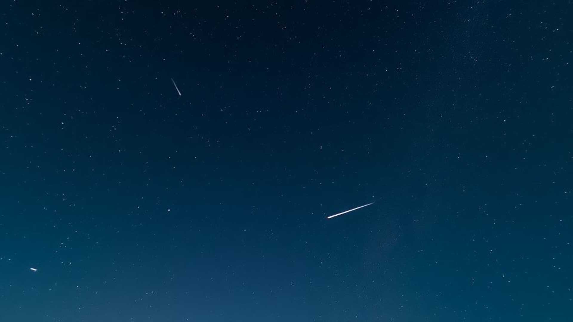 ciels étoilés avec voie lactée, constellations visibles et météores lumineux