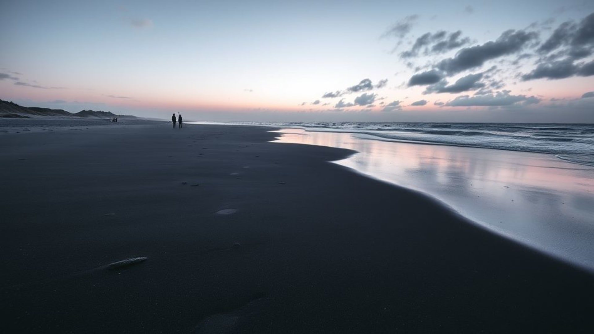 plages de sable noir, vagues géantes sous ciel orageux