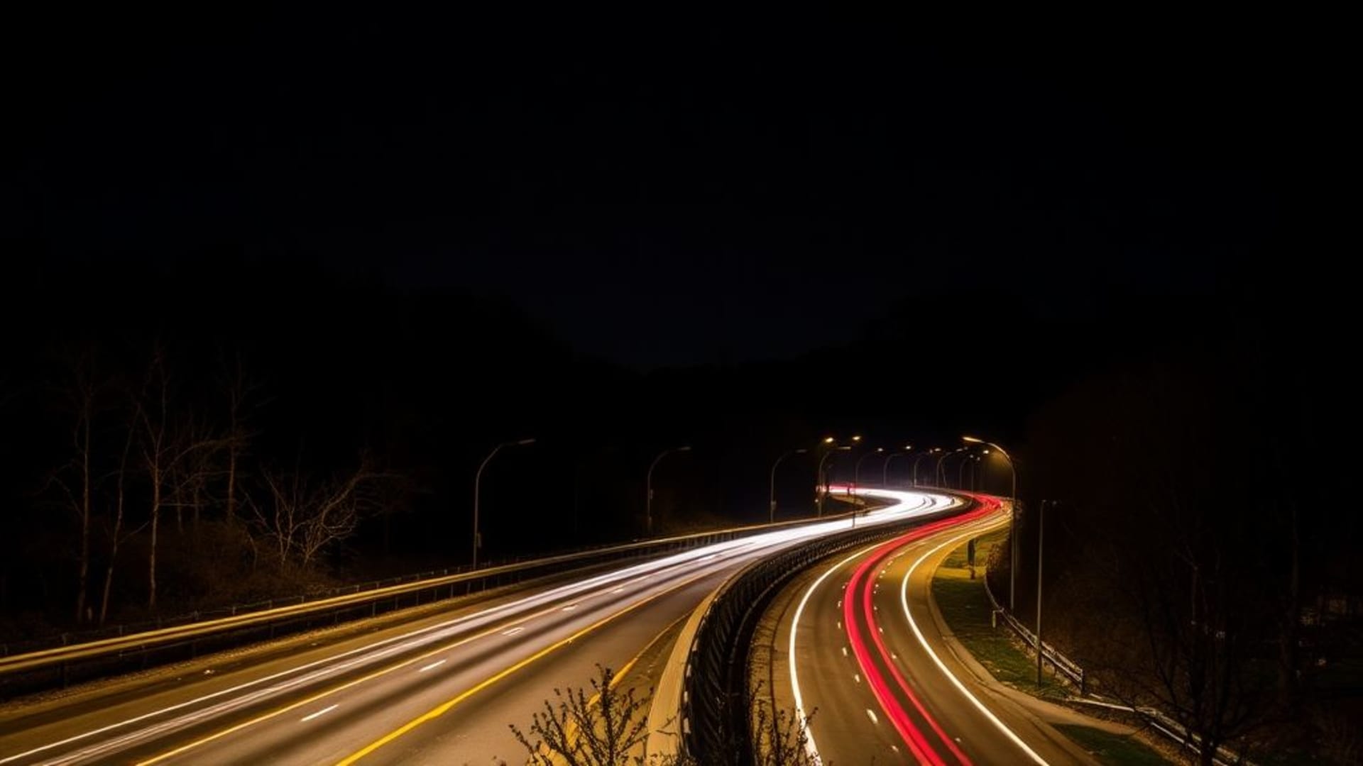 photographies nocturnes de routes éclairées par phares