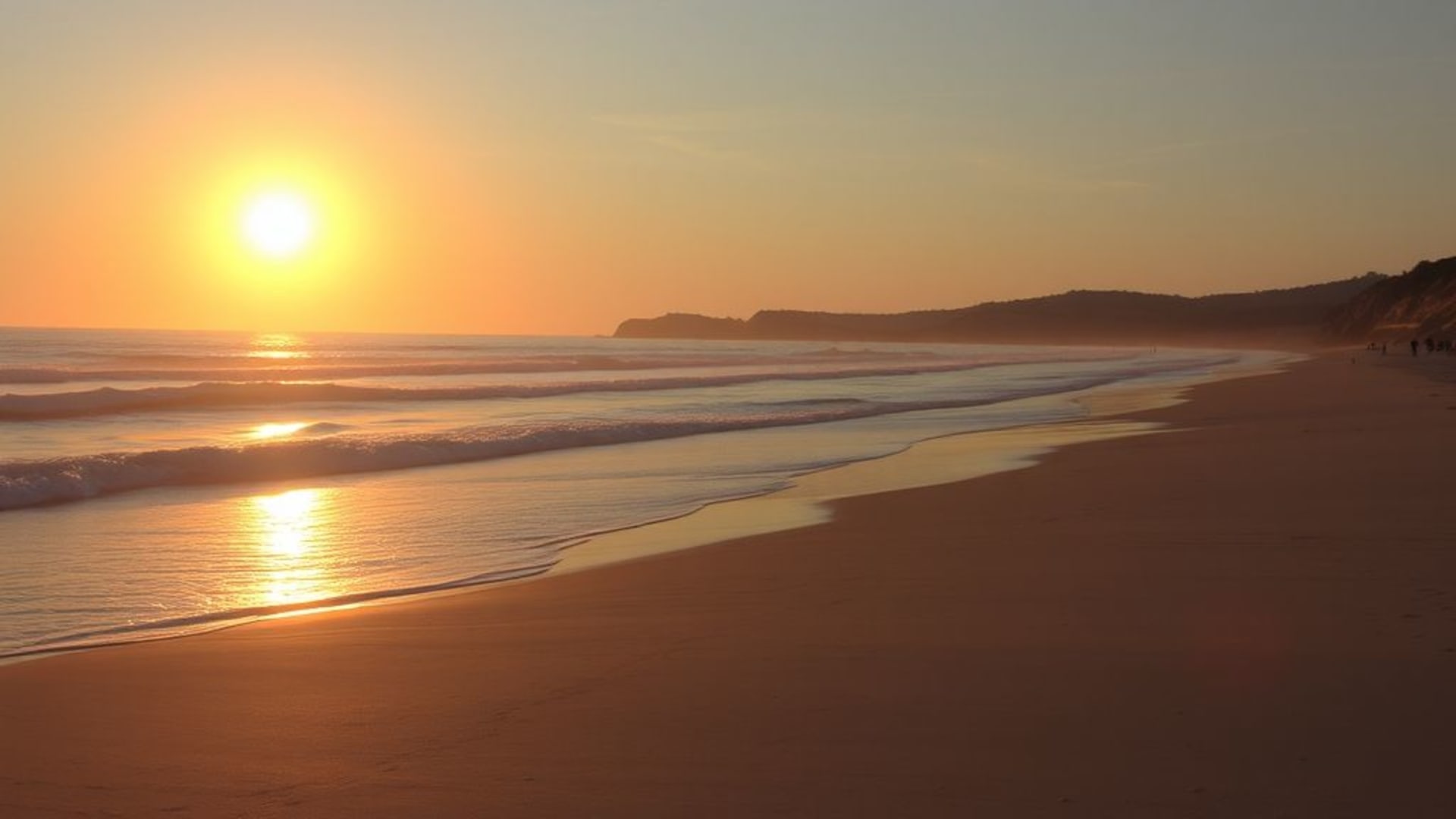 plages désertes au coucher de soleil avec vagues apaisantes