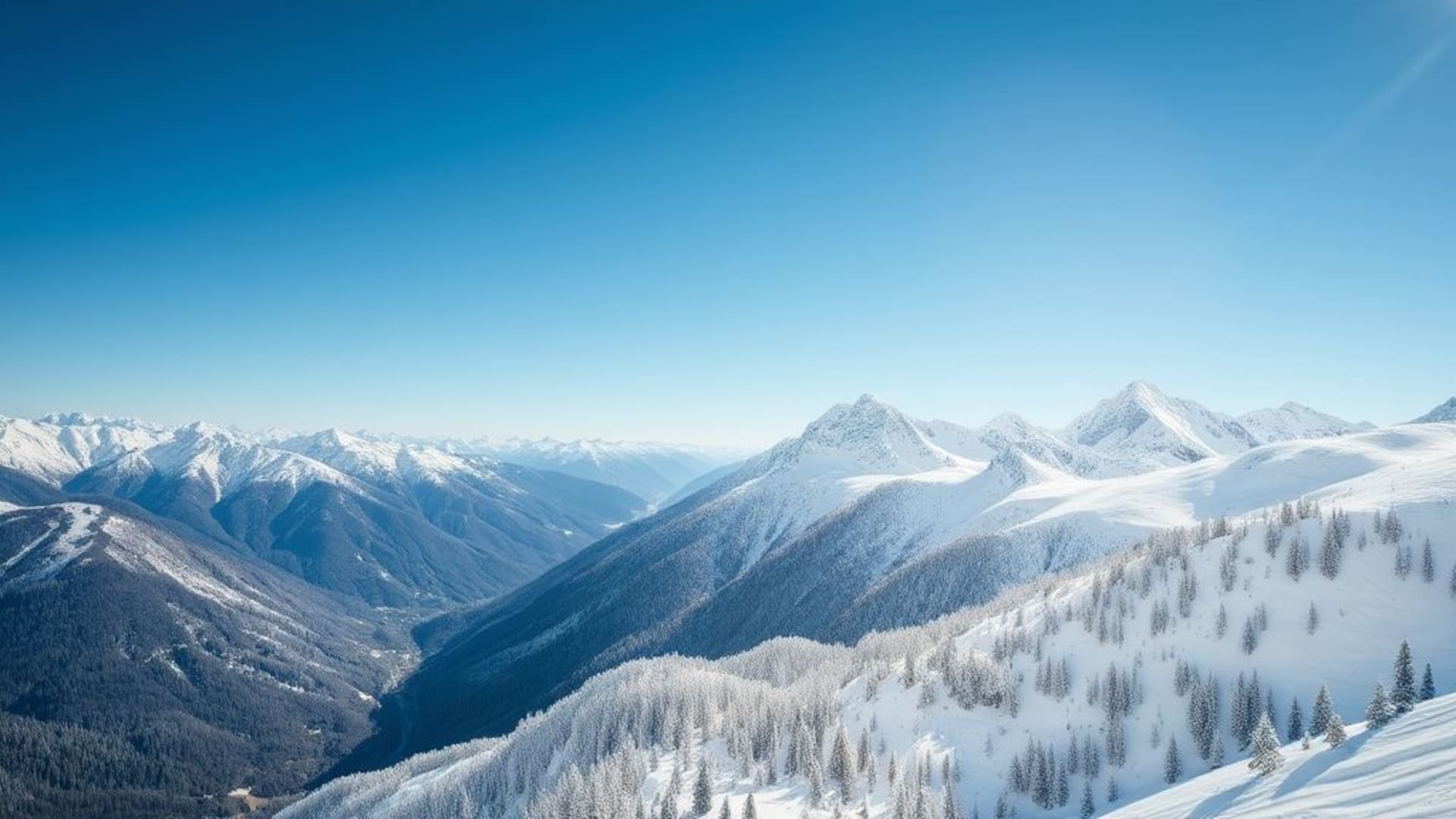 montagnes enneigées et ciel bleu clarté en hiver