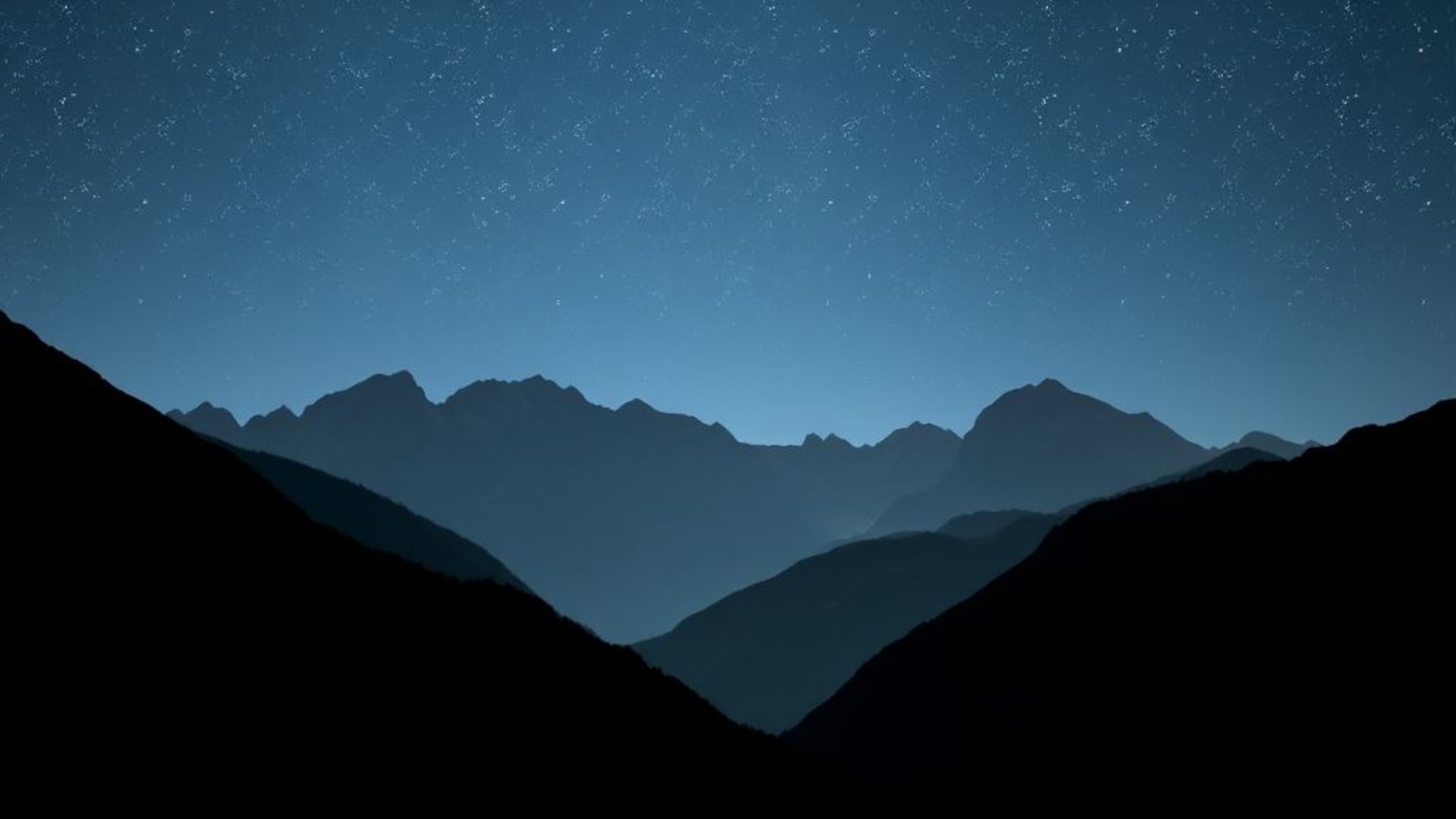 Ciels étoilés avec voie lactée brillante et silhouettes de montagnes sombres