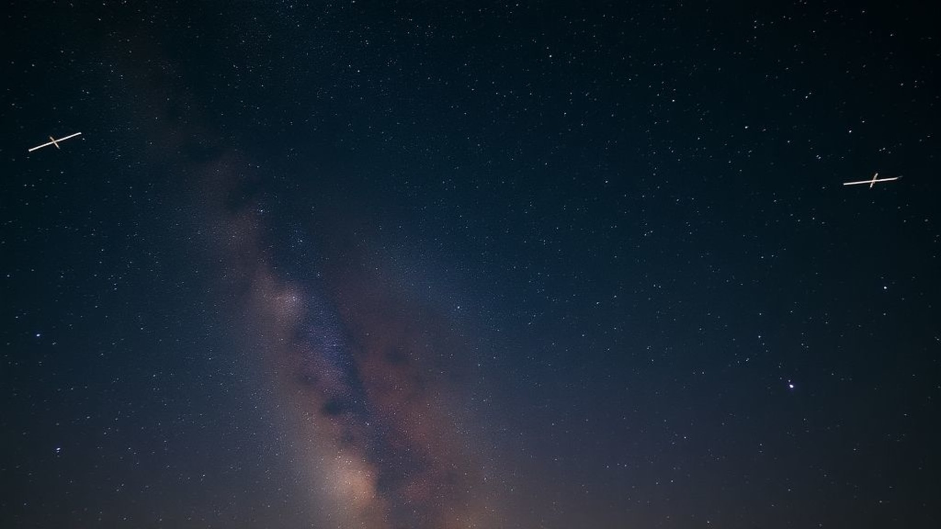 Rêveries d’un ciel nocturne avec satellites et étoiles filantes