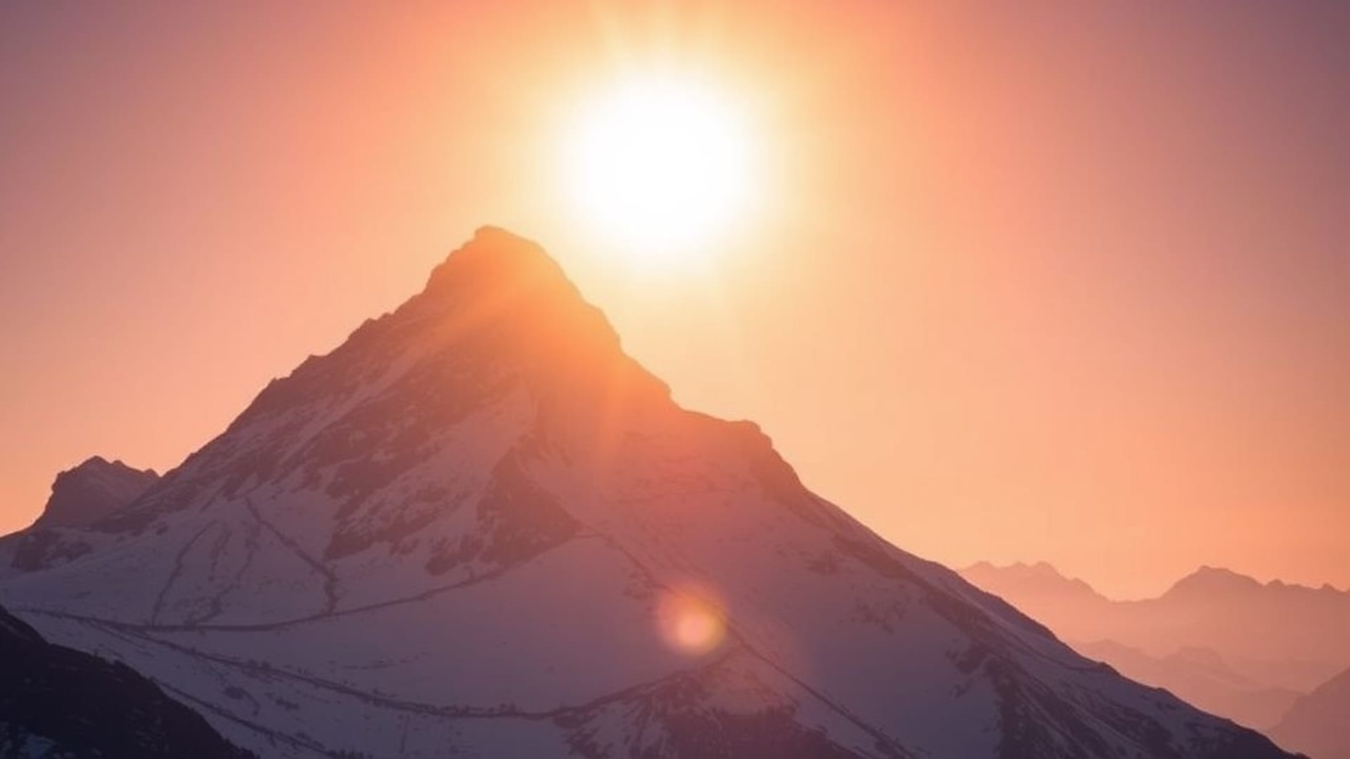 le sommet d'une montagne au lever du soleil avec nuages en dessous