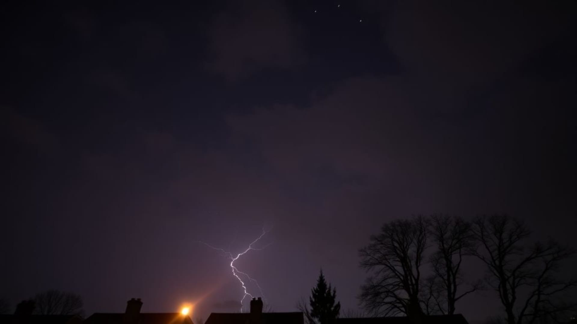 ciel d'orage avec éclairs en attente