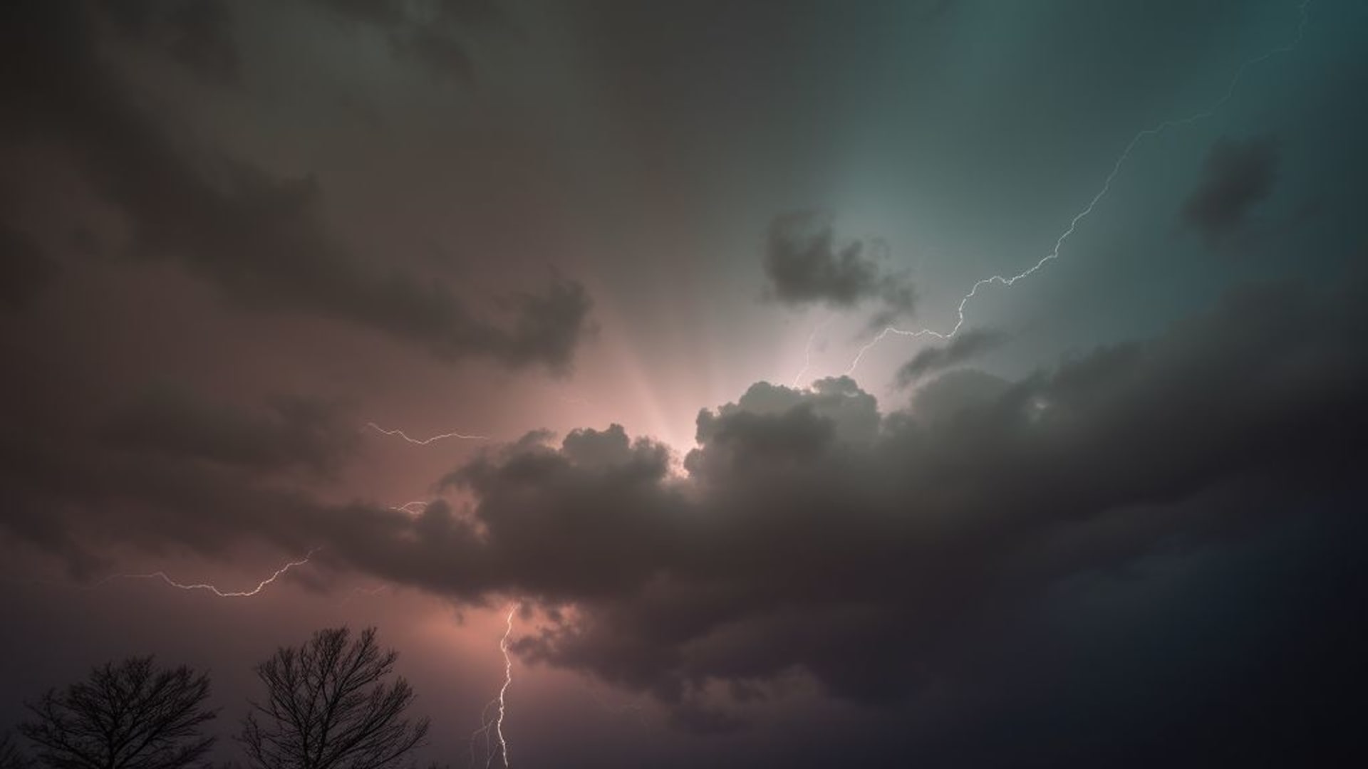 ciels dramatiques avec orages et éclairs